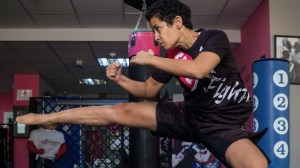 Die Kampfsportlerin Lina Khalifeh zeigt einen gesprungenen Kick