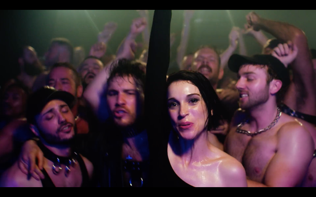 Oplev St. Vincent feste på en fetichklub i videoen til “Fast Slow Disco”
