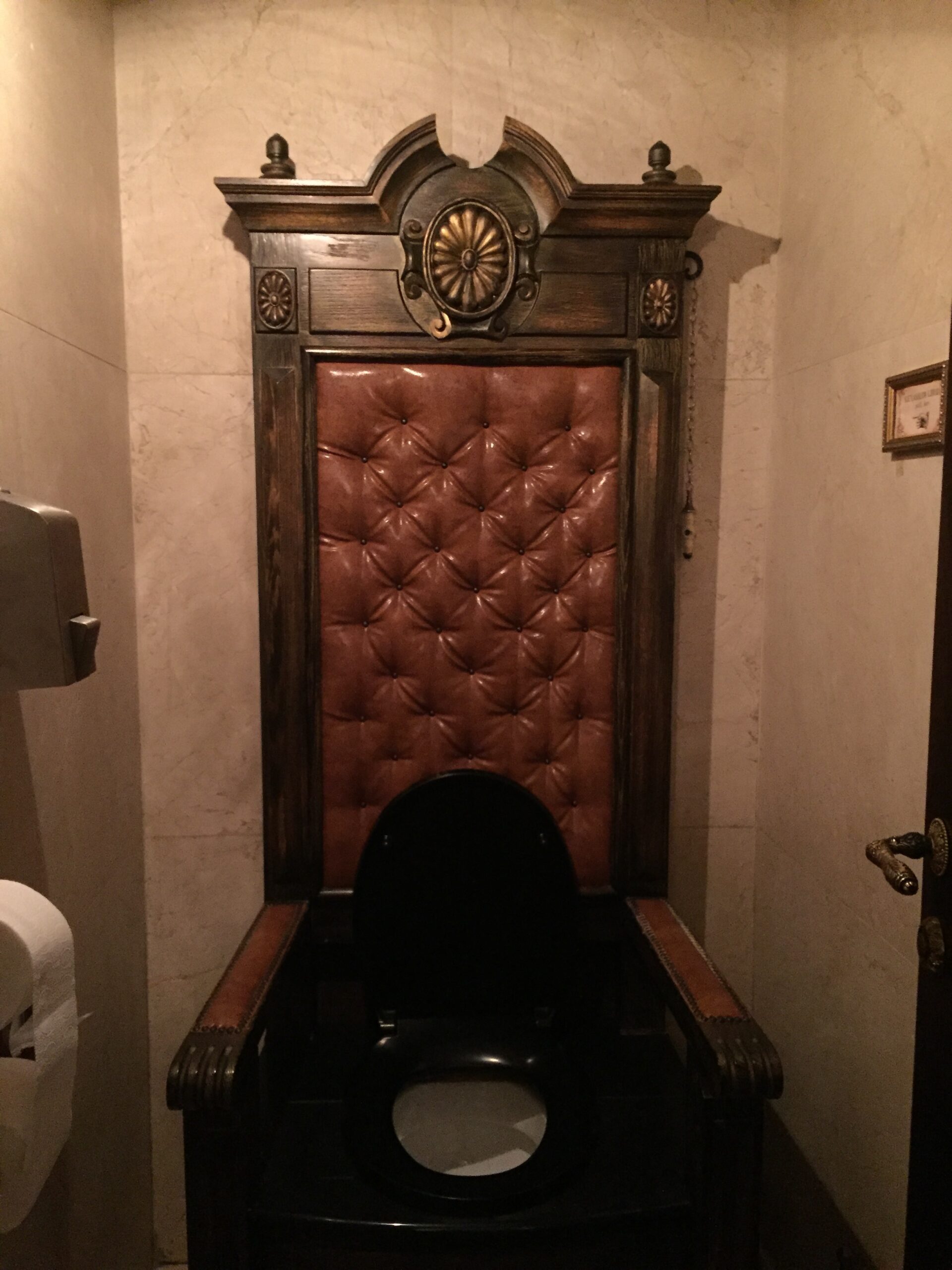 1529652367488-Toilette-Trono