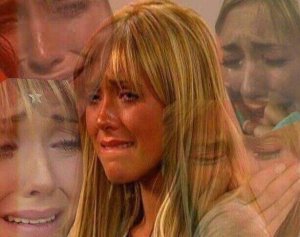 A personagem Mia, de Rebelde, chorando