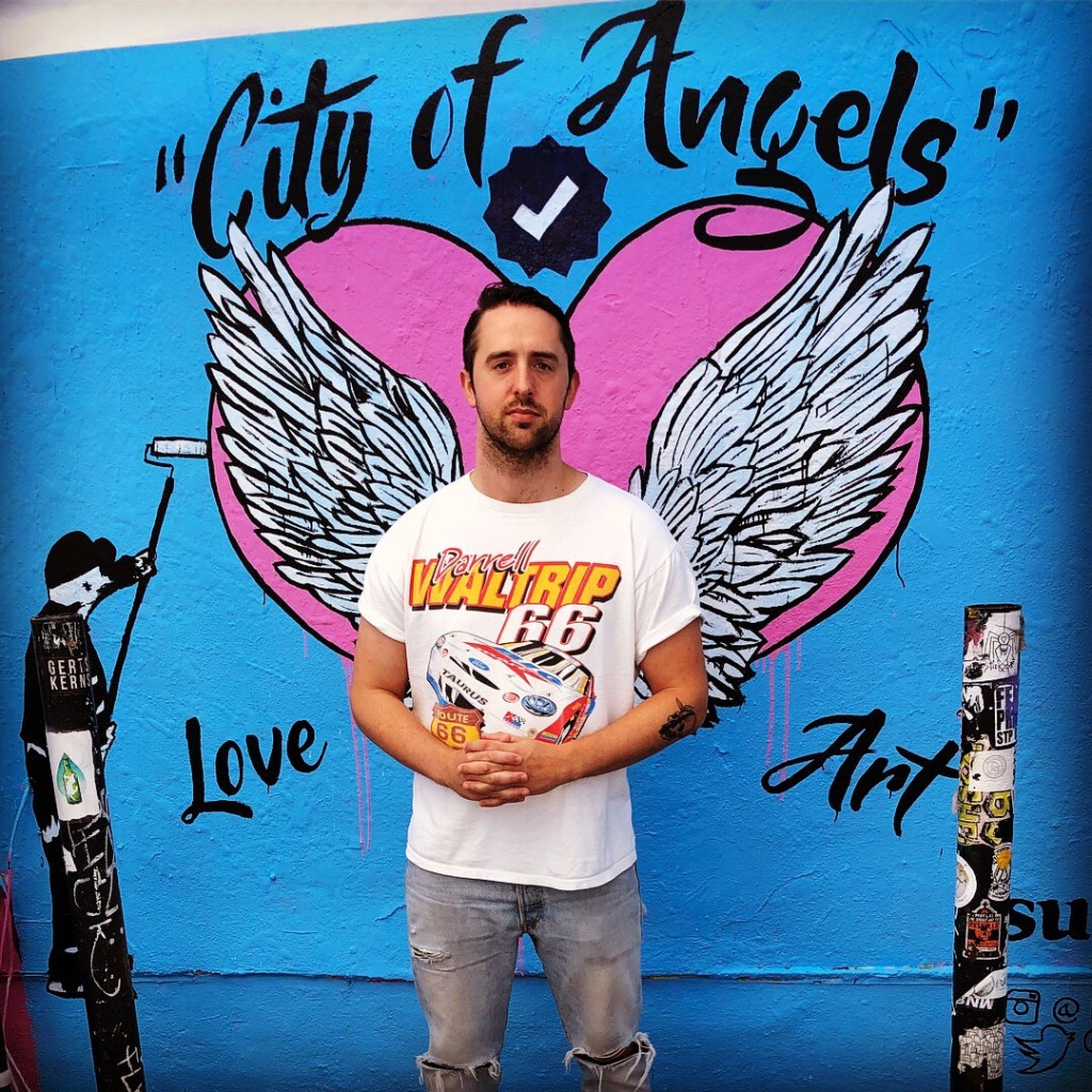 Se non sei un influencer non puoi fotografarti davanti a questo murales