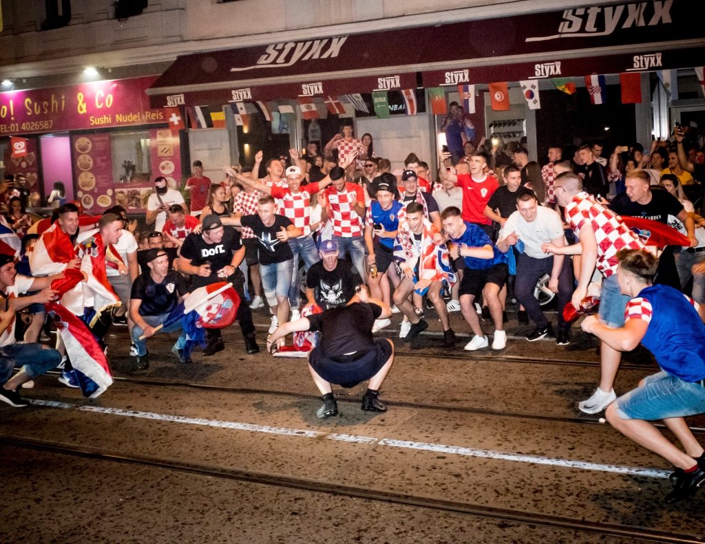 Feiern mit den kroatischen Fußball-Fans auf der Ottakringer Straße