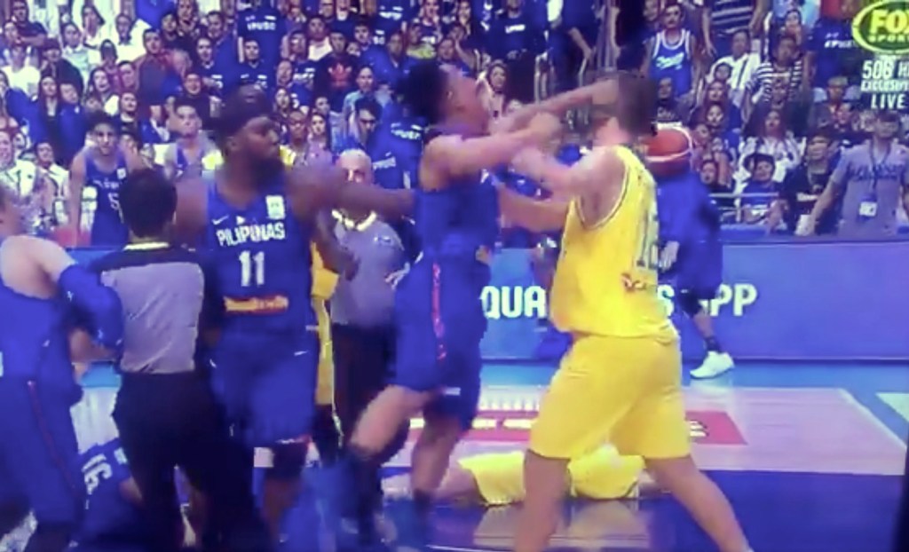 Tawuran Brutal Pemain Basket Australia Vs Filipina Ini Terlalu Ajaib Buat Dilewatkan
