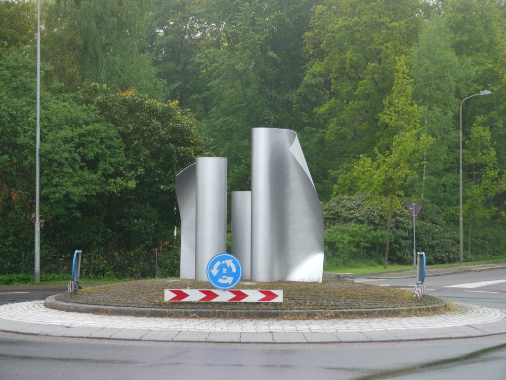 Het Rotondologisch Genootschap wil rotondekunst uit het verdomhoekje halen