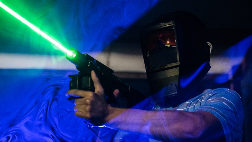 L’apprenti chimiste qui fabrique des lasers trop dangereux pour YouTube