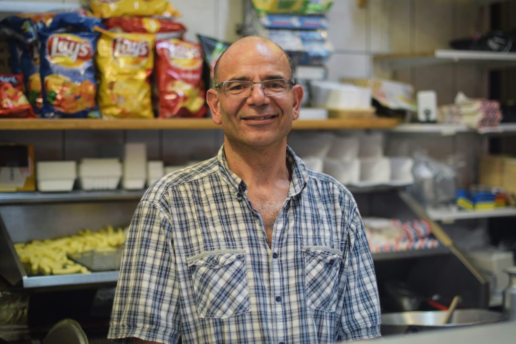 Deze Amsterdamse snackbarhouder frituurt tot diep in de nacht frikandellen voor z’n dronken buurtbewoners