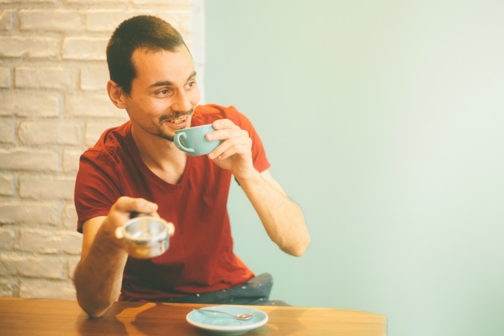 Toate tipurile de clienți de care dai într-o cafenea din România