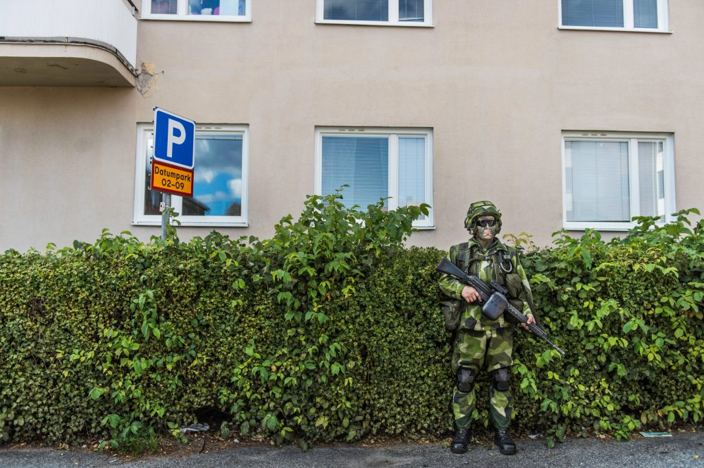 Valjidder: Hur skulle det kännas att möta en soldat på väg till centrum?