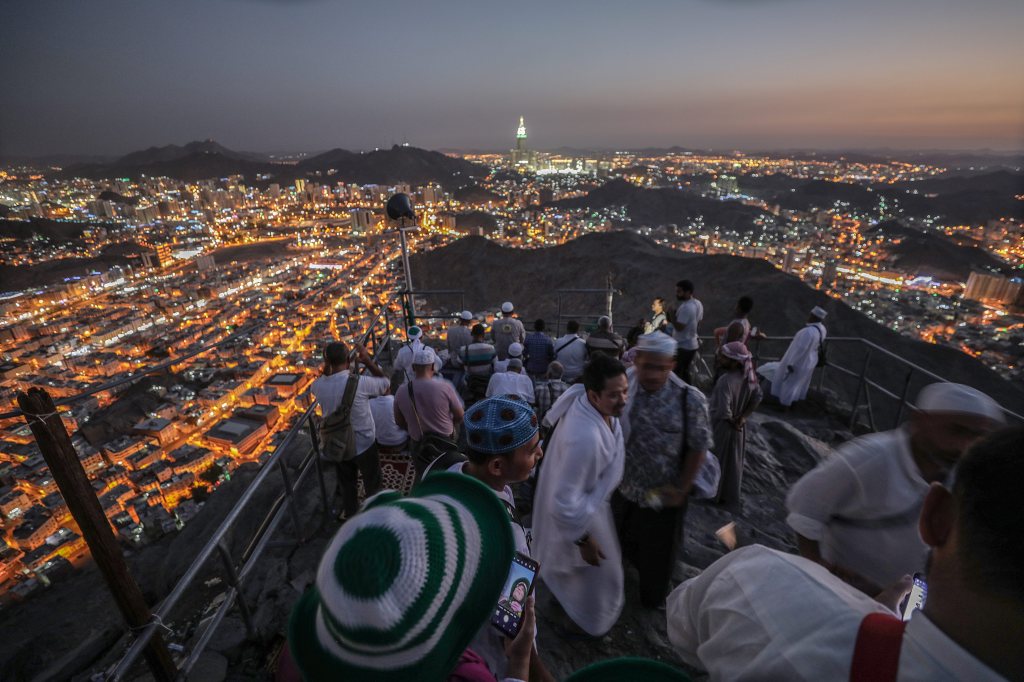 Canadian Muslims on pilgrimage to Mecca are scrambling to find their way home