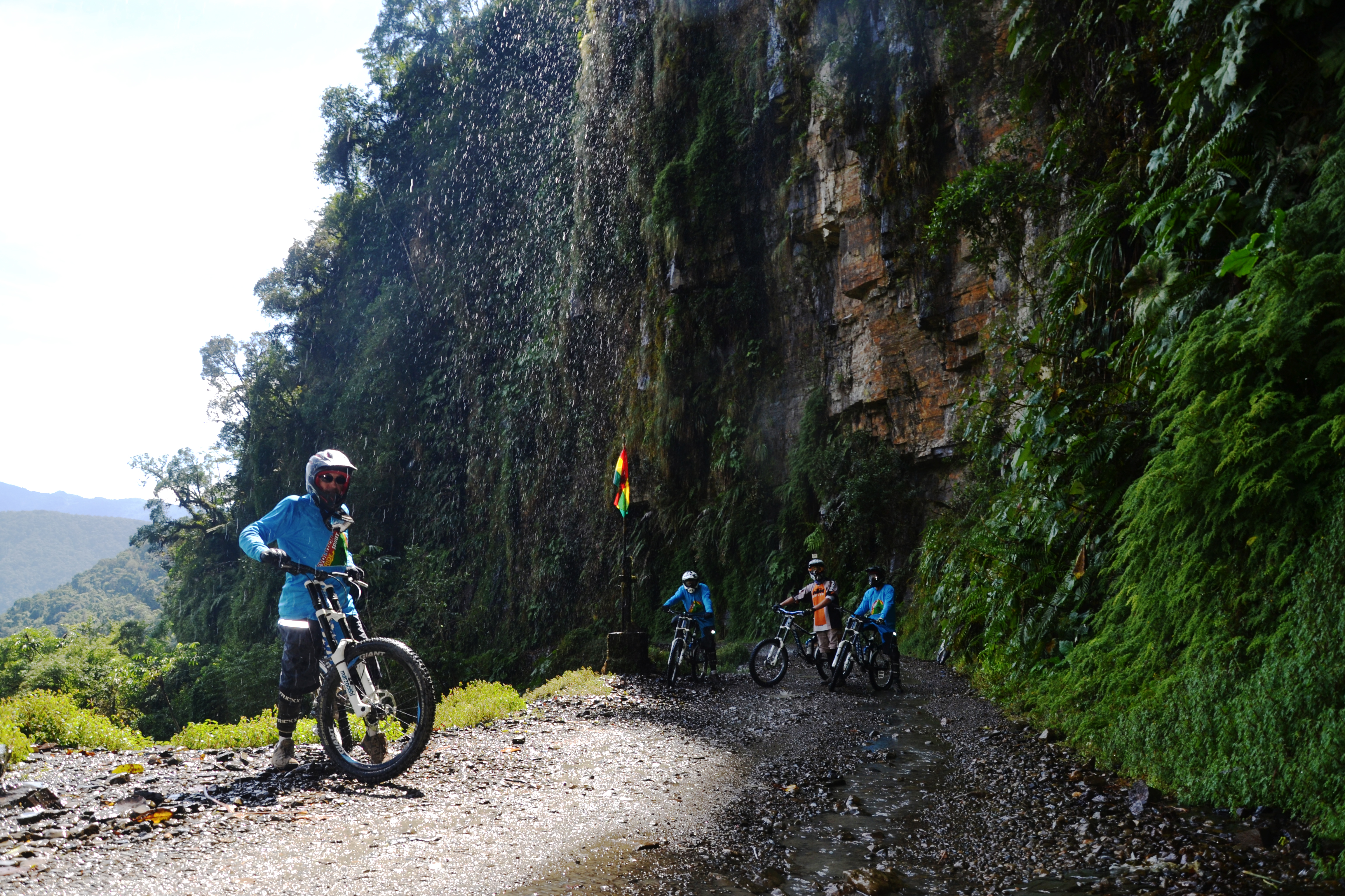 Vier der Mountainbiker auf dem Yungas-Pass