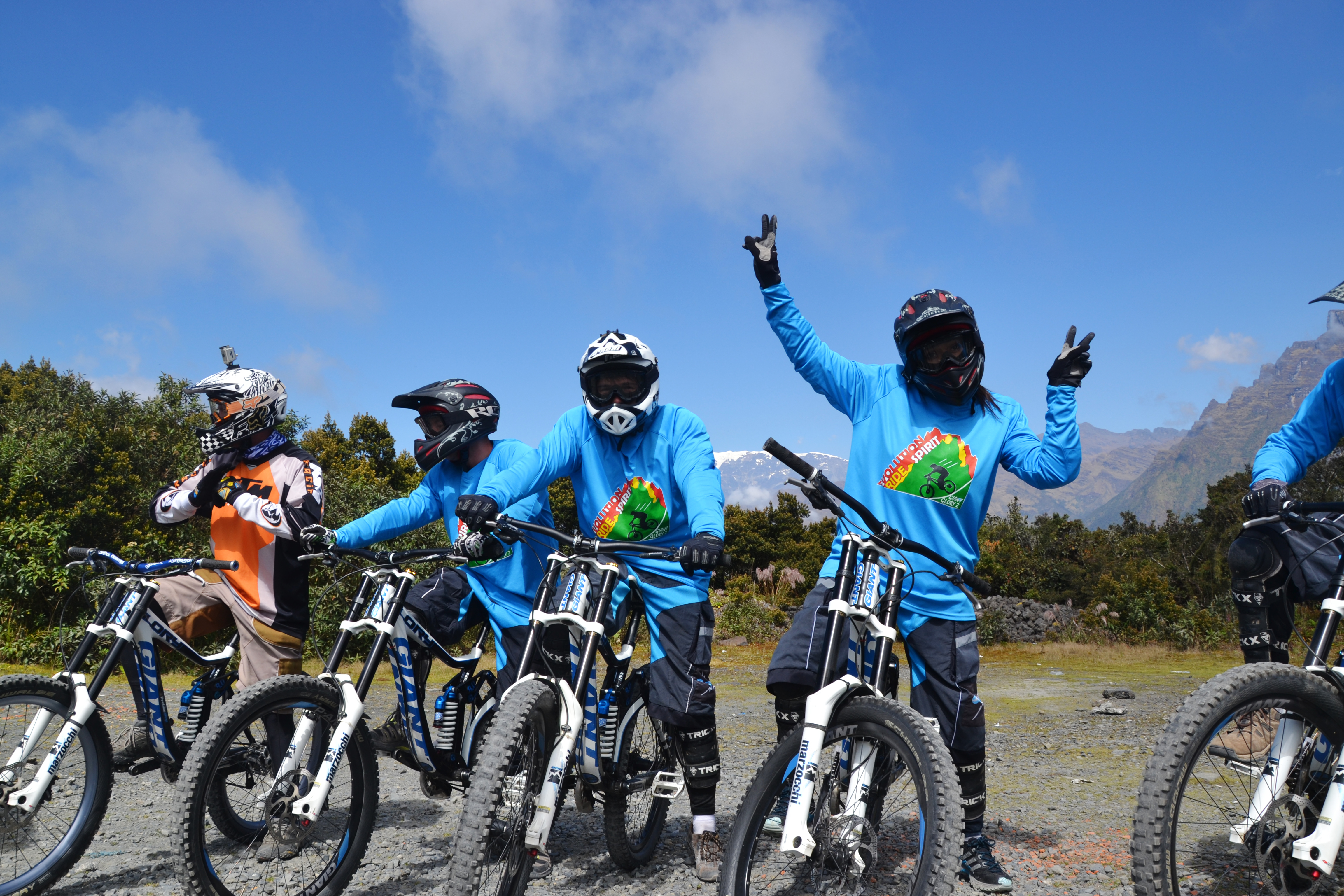 Erleichtert feiern die Mountainbiker, die Strecke geschafft zu haben