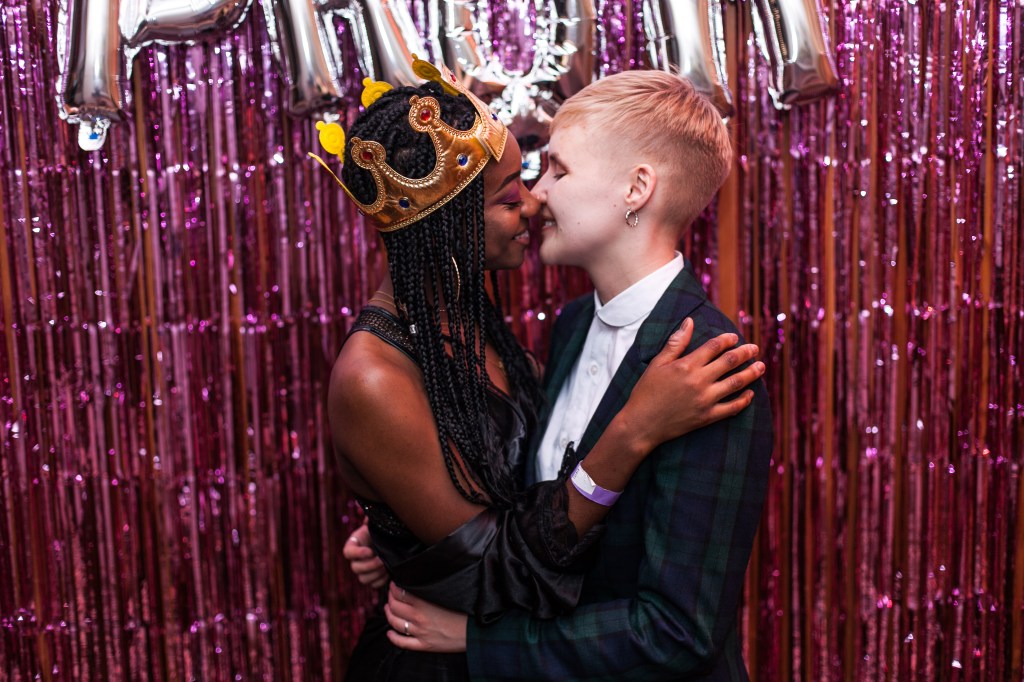 “Queer Prom”: fotos de casais a viverem as suas fantasias do liceu