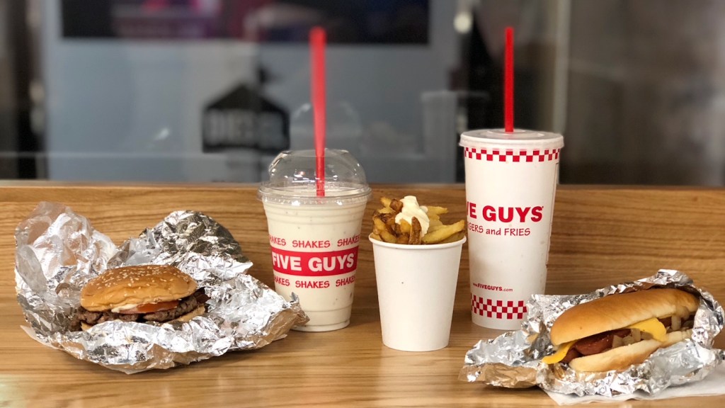 Sono stato da Five Guys a Milano e ho finalmente capito cos’è una vera hamburgheria americana