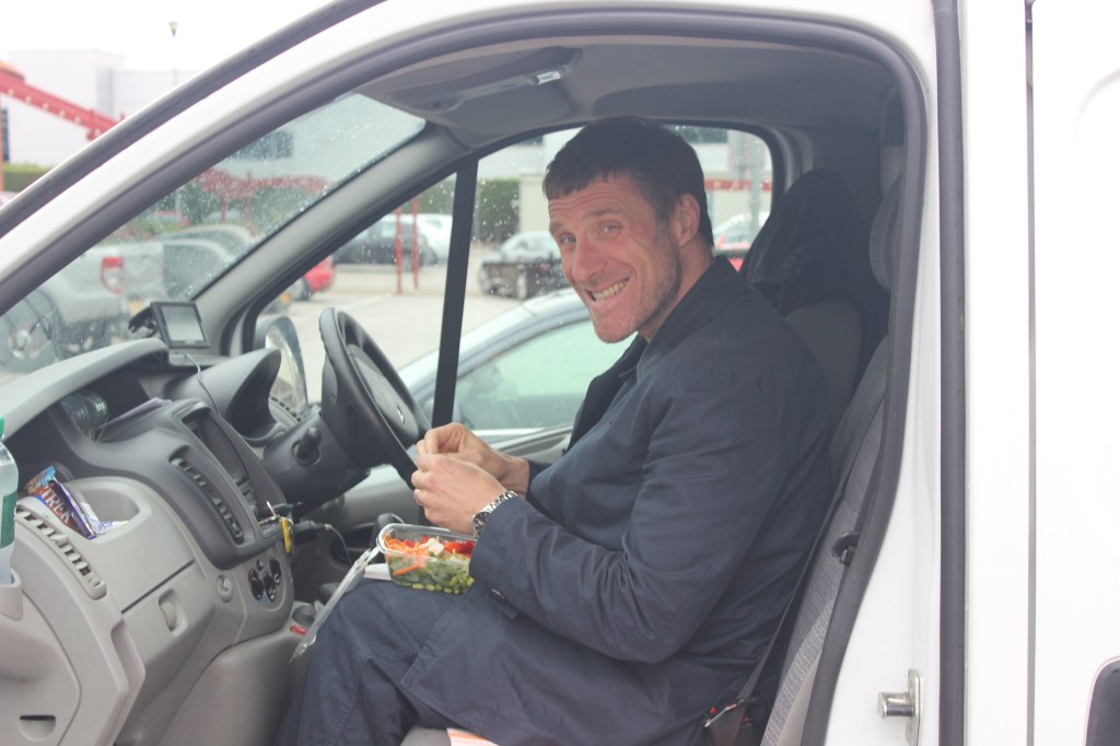 Vi var med, da Sleaford Mods tog rundt til folks hjem for at dele ep’er ud