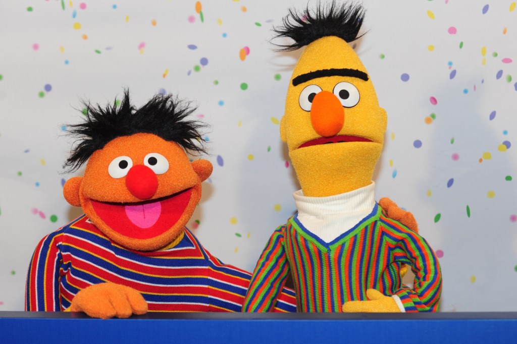 Klarifikasi: Penulis ‘Sesame Street’ Tidak Pernah Bilang Bert dan Ernie Adalah Gay