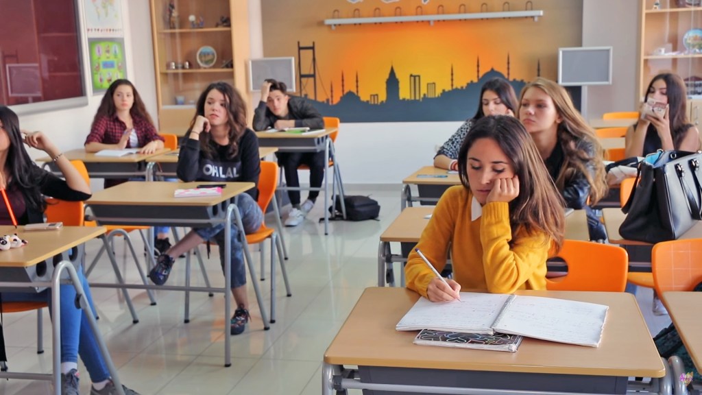 Am întrebat tineri din România la ce vloguri se uită și de ce