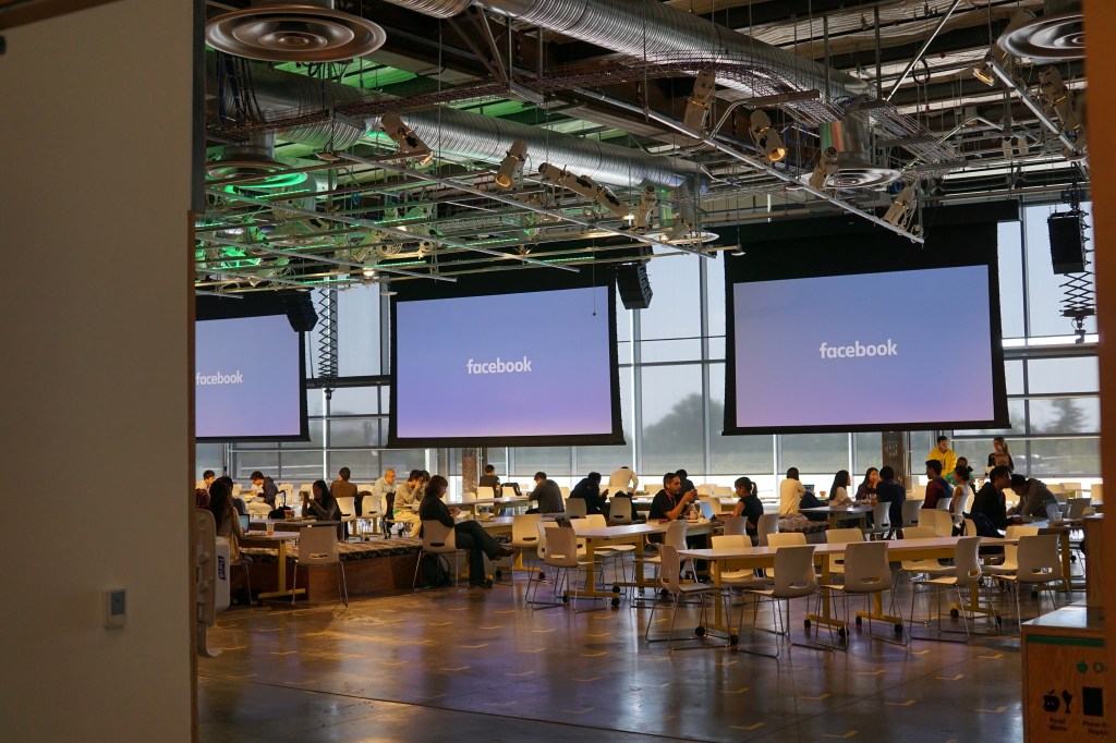 Fare il moderatore su Facebook è così terrificante che una donna ha fatto causa