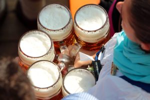 Eine Bedienung trägt Bierkrüge