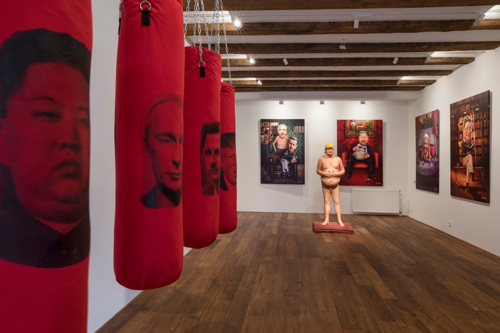 In Amsterdam is een galerie geopend waarin je wereldleiders kunt pesten