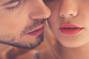 Un cuplu heterosexual poza de aproape