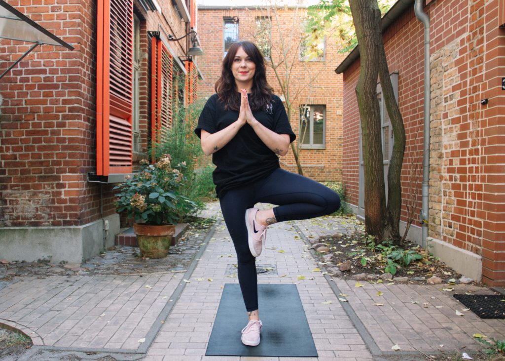 Die Yoga-Lehrerin Natalia macht eine Yoga-Pose