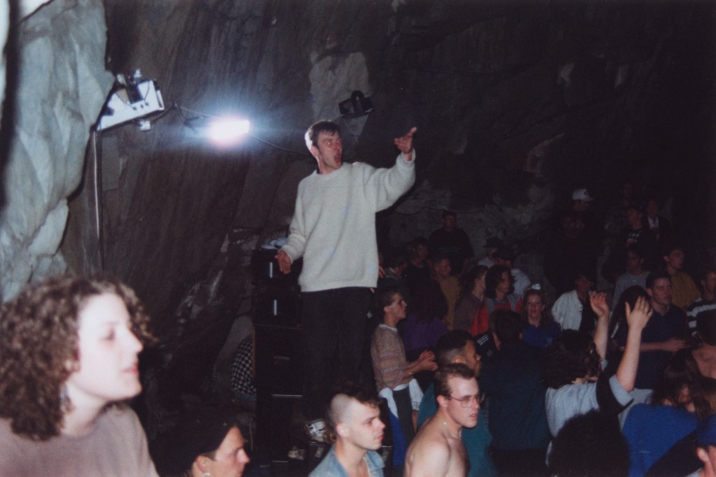 Τα Θρυλικά​ Πάρτι «Cave Raves» Ήταν Πραγματικά Underground