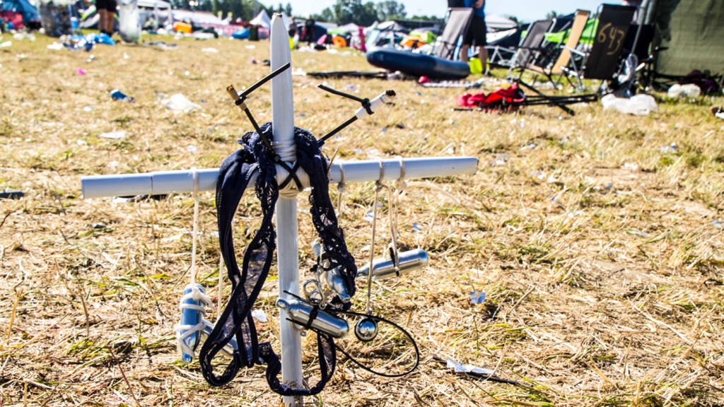 En bild som visar ett kors på en campingfestival.