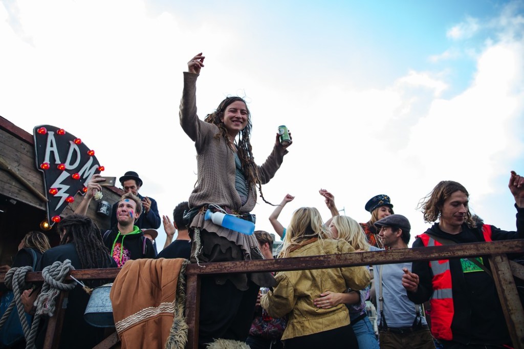 Foto’s van de fiere feeststoet Amsterdam Danst Ergens Voor