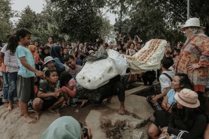 Salah satu pertunjukan pesta boneka di acara Papermoon Puppet Theatre