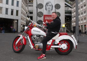 ​Appie op zijn Ajax-motor.