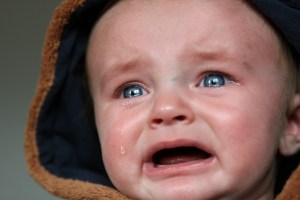 En baby græder
