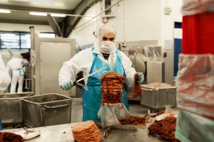 Mand bygger kebab tårn