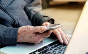 Seseorang mengecek telepon seluler