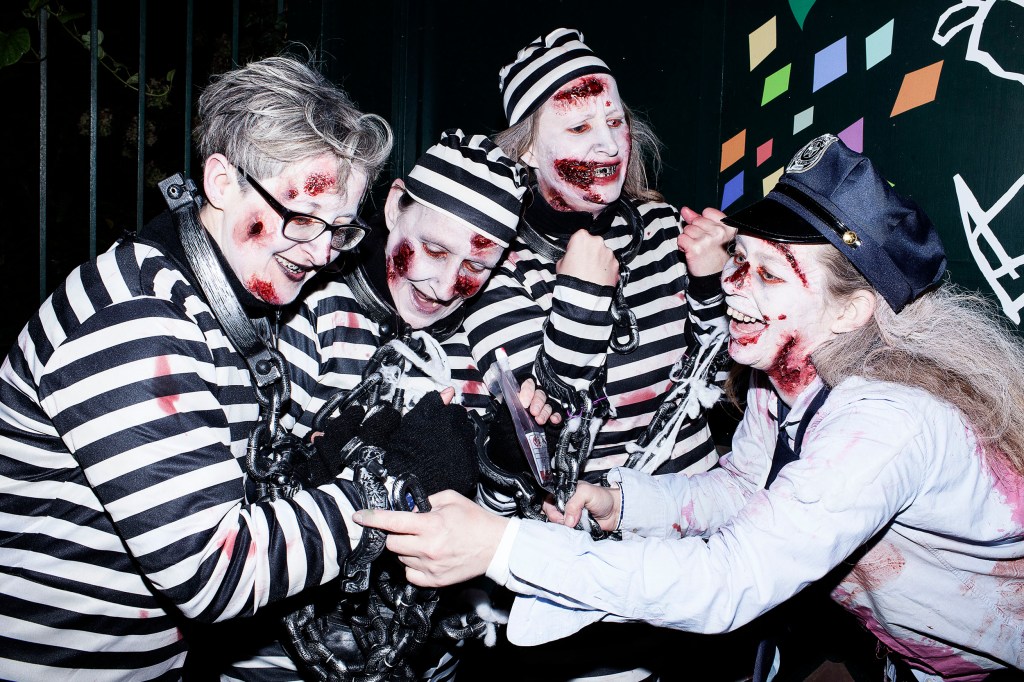 Billeder af voksne danskere, der går mere op i halloweenkostumer end alle landets børn tilsammen