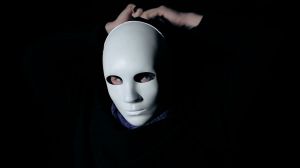 Der Türsteher zieht sich gerade eine Maske auf, er ist nicht zu erkennen