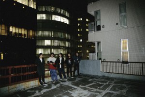 要素分解すると浮かび上がるのは、明らかに歪な経路を辿るチャート。かつてなく〈ロックバンド〉の体裁でありながら、ハイコンテクストに〈ノイズ〉でしかない存在感は、ENDONならではのエクストリーム。