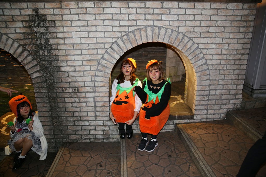 大混乱の渋谷でハロウィンを楽しむ仮装者たち