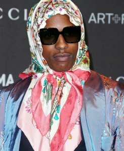 Asap Rocky mengenakan kerudung Gucci ala nenek Rusia