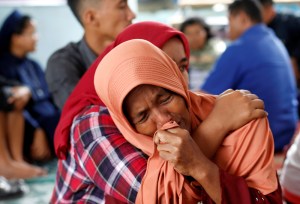 Seorang perempuan menangis kehilangan anak perempuannya dalam tragedi tenggelamnya KM Sinar Bangun di Danau Toba pada 19 Juni 2018.