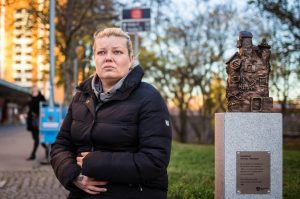 Carro Sinisalo framför minnesmonumentet i Akalla.