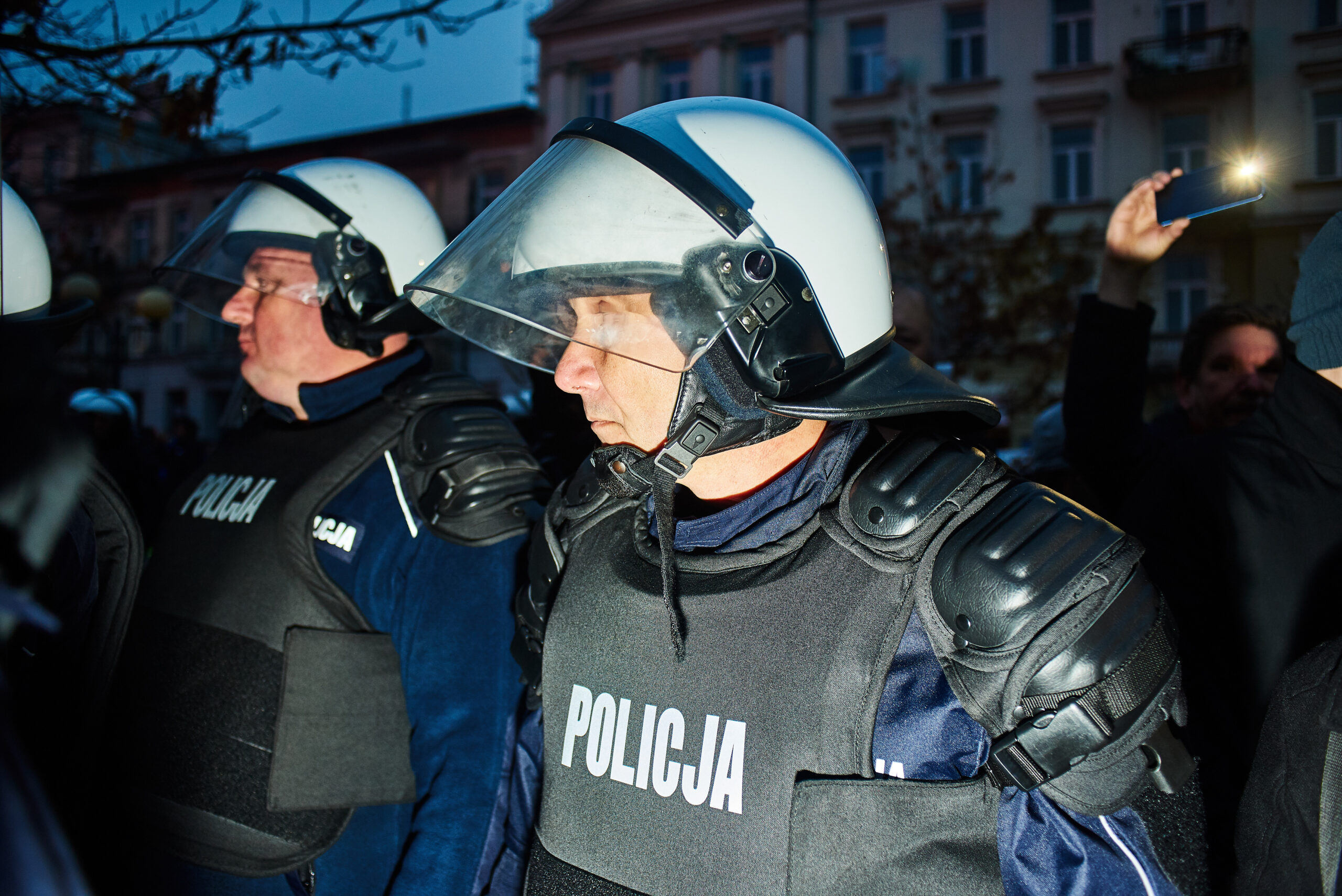 Policjant w hełmie na Marszu Niepodległości 2018