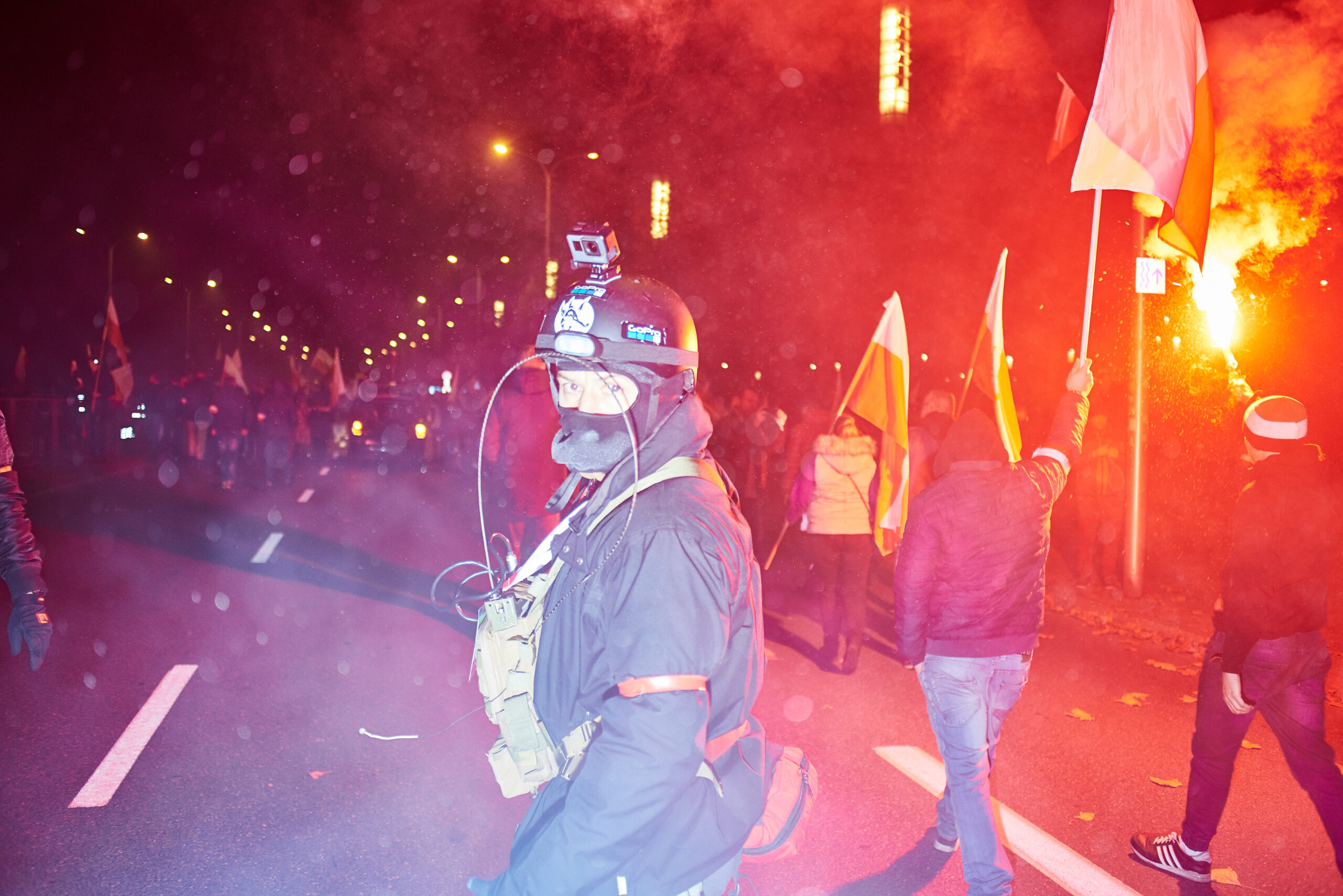 Zamaskowany członek Marszu Niepodległości 2018