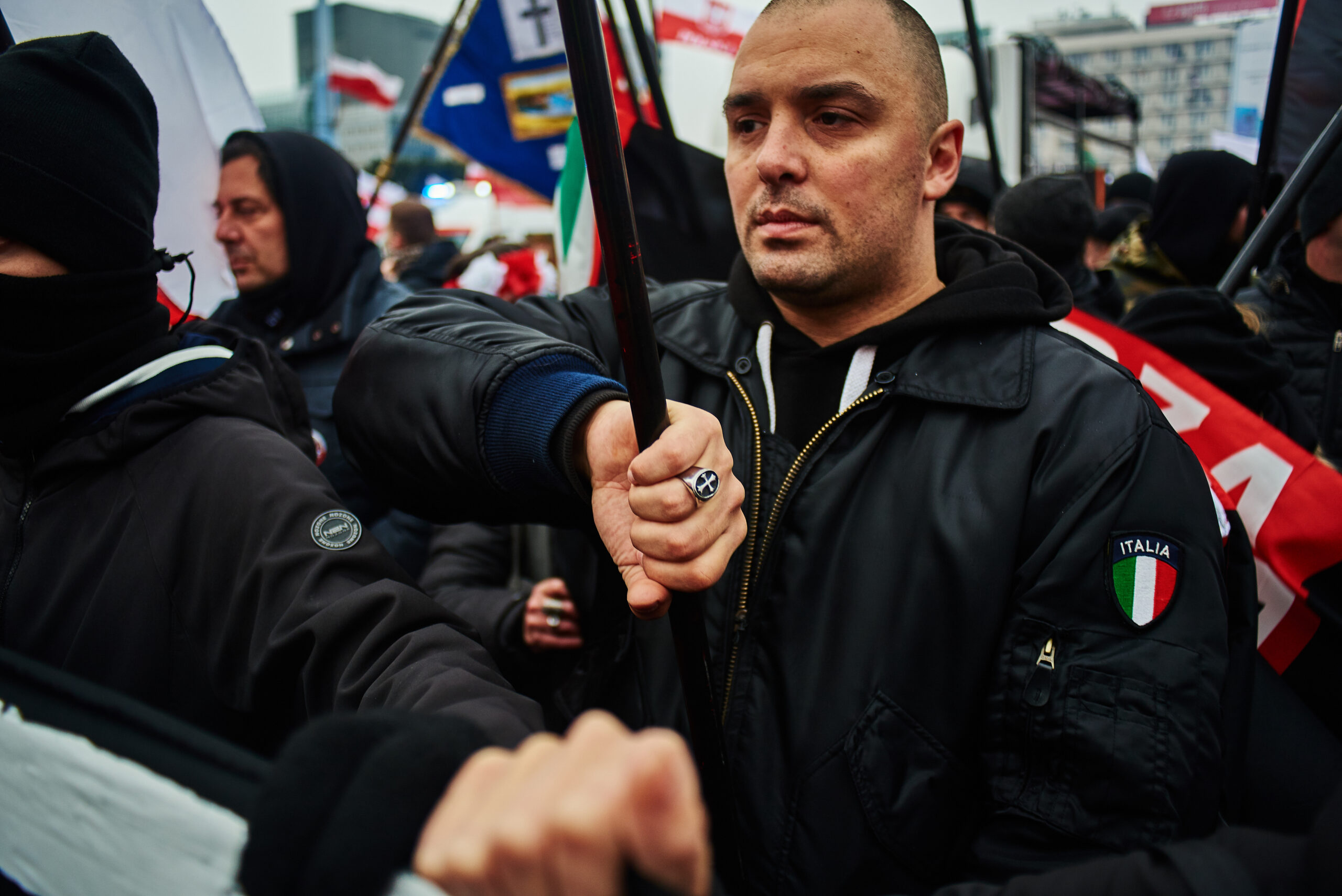 Na zdjęciu członek Forza Nuova biorący udział w Marszu Niepodległości.