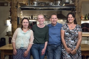 Boer Jaap omarmt zijn drie logees