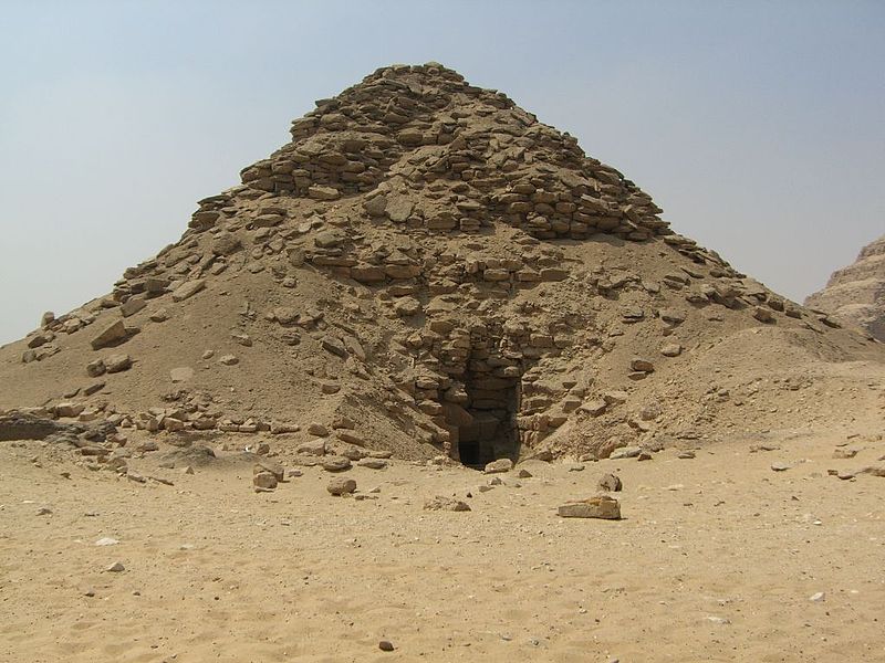 1542042165380-800px-Saqqarah_Ouserkaf_06