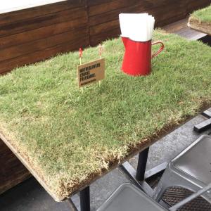 Der Grastisch in einem australischen Burger-Restaurant