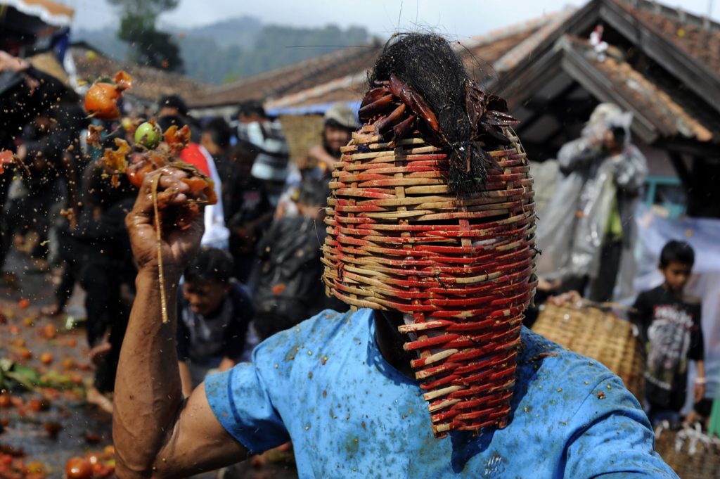 Menyaksikan Serunya Perang Tomat Para Petani di Lembang