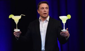 Elon Musk con unas margaritas.