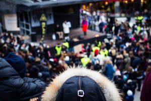 Carolina Sinisalo står på scen med sin son Alejandro på Sergels torg.