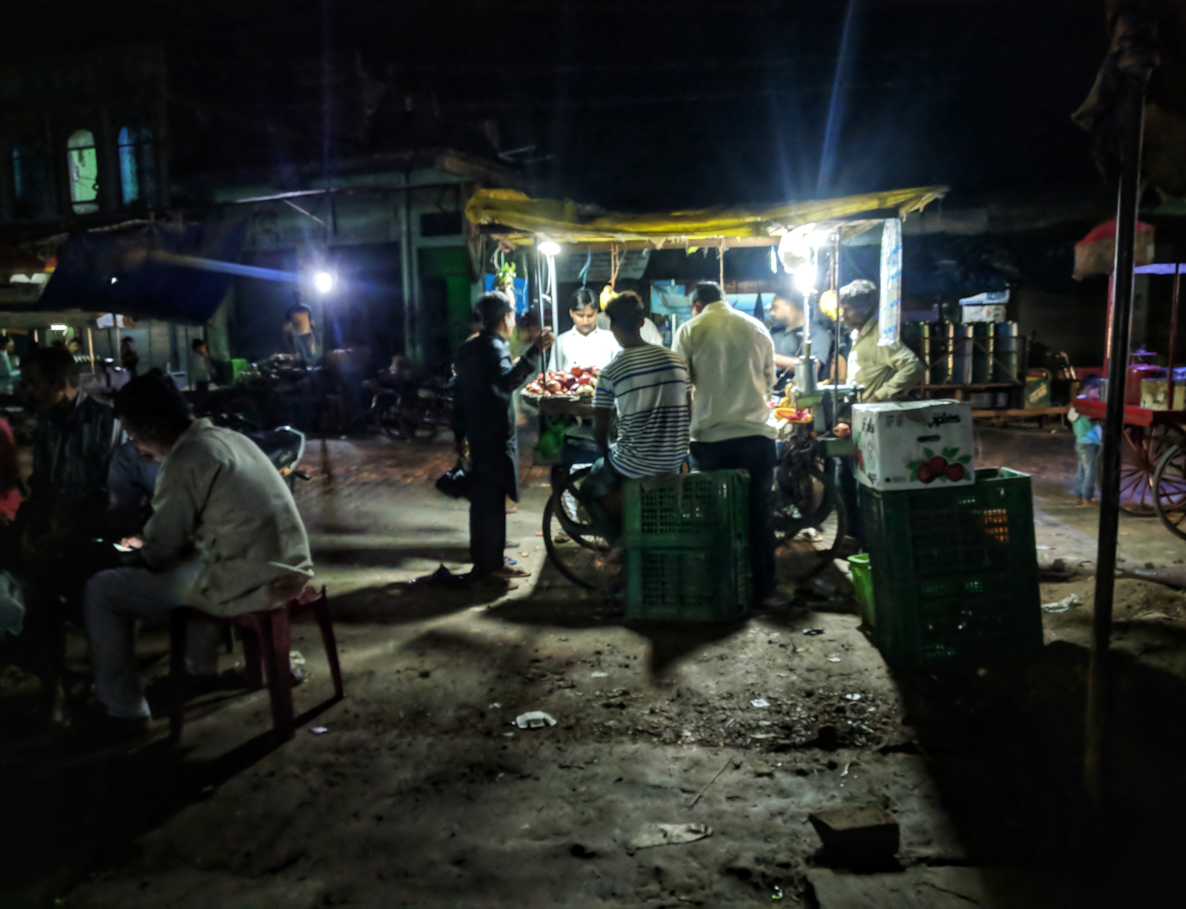 1542645068486-The-Khaiwala-or-gambling-agents-would-sit-at-tea-stalls-and-busy-street-crossings